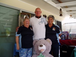 Club members, Barbara Bennett and Larraine Goodwin congratulate raffle winner Rick Kelly of Tallebudgera Image supplied