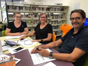 Rochelle Bull gets tech savvy with Christine Haafkens and Bob Rosewarne at the Rainbow Beach Library