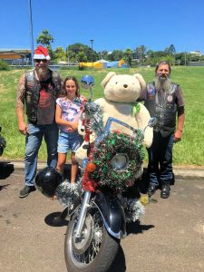 Keira at last year’s run with local MBMMC president Moose and club member Stevo, along with a giant teddy kindly donated by an RBSS student.